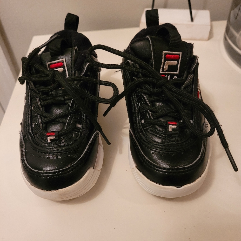 Fila kids Disruptor II Casual Athletic Sneakers size 8, black with white bottoms